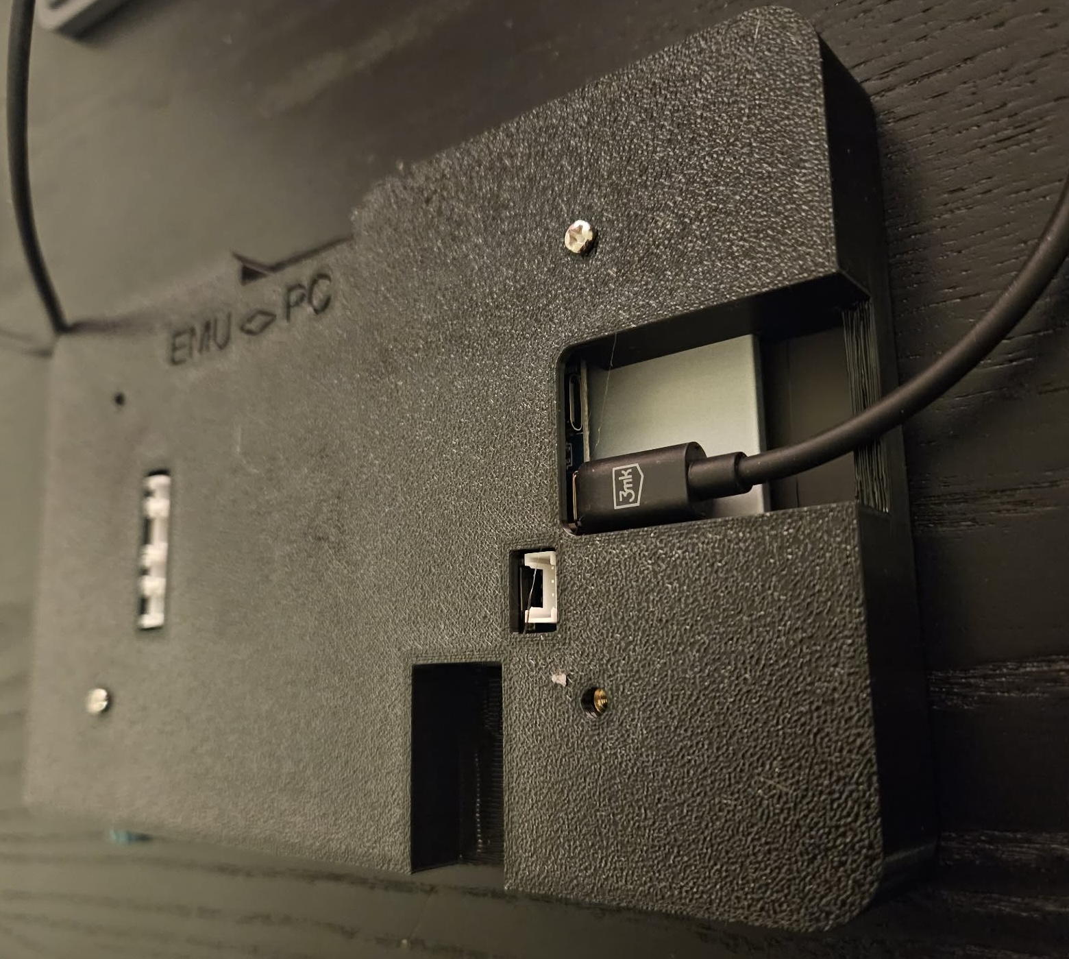 Dolny port USB-C używany do zasilania urządzenia